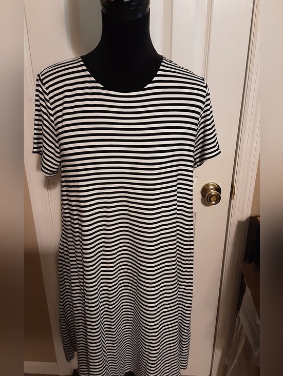 Old Navy Dresses & Skirts - Old Navy Black & White Striped Short Sleeve Tee Dress
